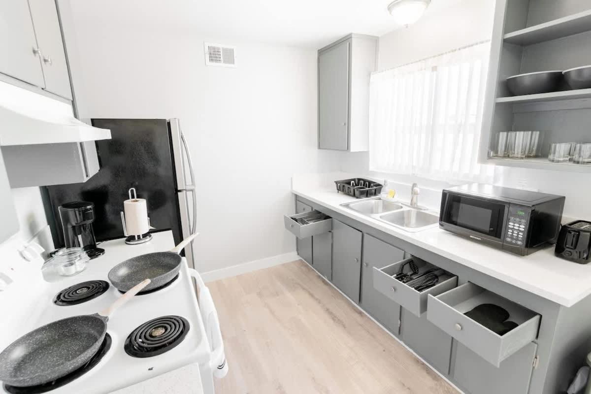 Chic 2-bed Oasis Sleeps 6! Minutes From Strip! Holiday home Las Vegas