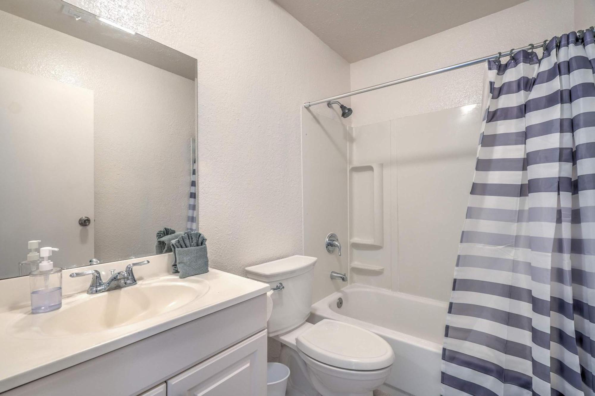 Stylish Near Vegas Strip! Sleeps 6! Holiday home *