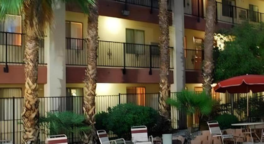 Nellis At Main Gate Hotel 2*