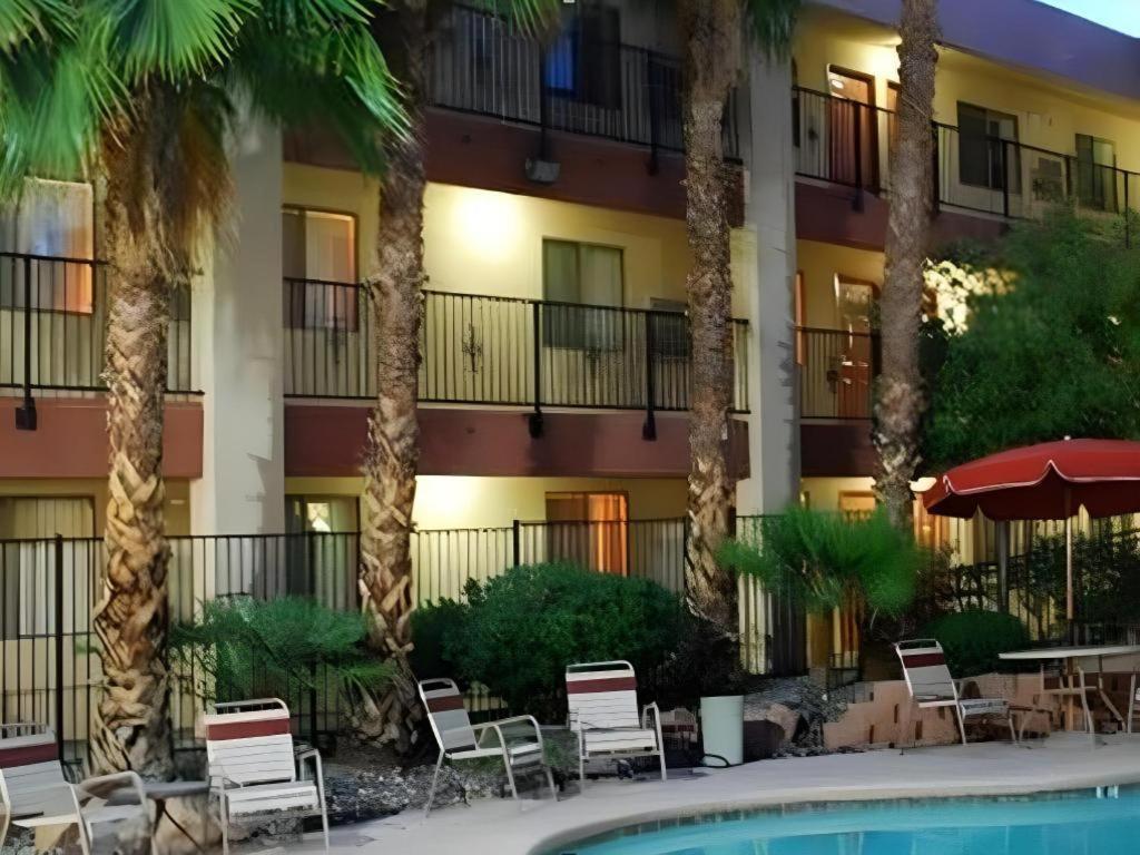Nellis At Main Gate Hotel 2*