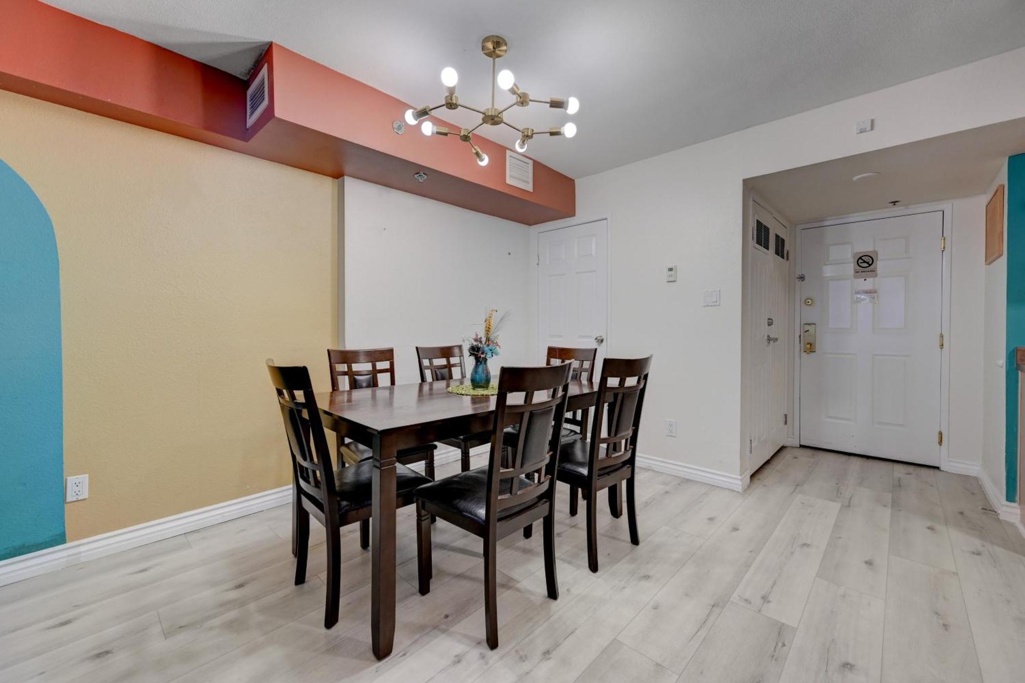 Penthouse With Epic Strip Views - 2bd & 2ba - No Fees! Apartment *