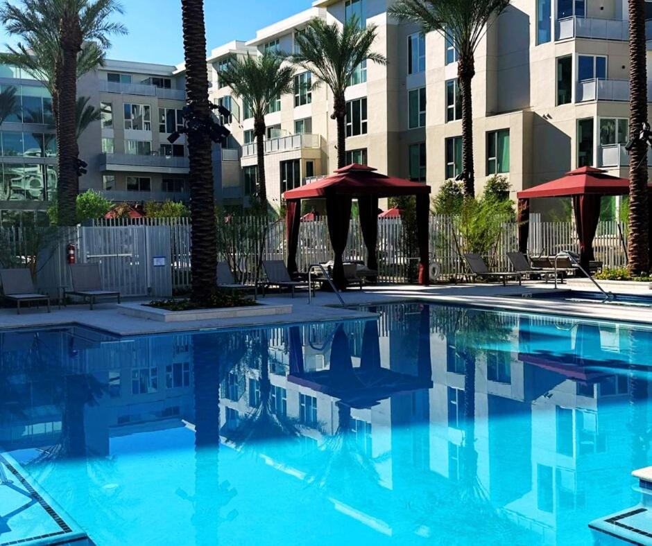 Casa Nube With Beach Club, Pickleball Court , Gym & Spa, Near Airport & Las Vegas Strip Apartment