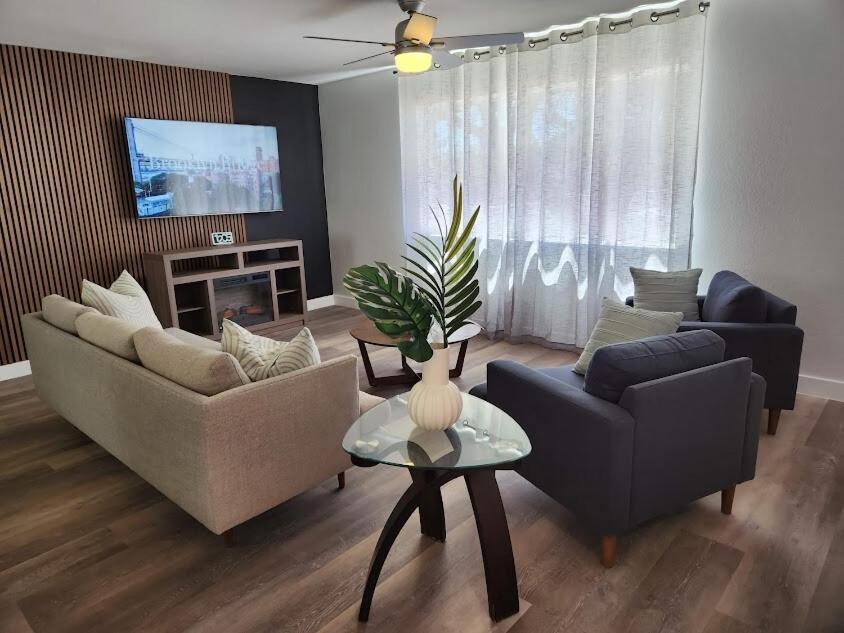 Ferienhaus Stylish 4br Oasis - Luxe Backyard Bbq *