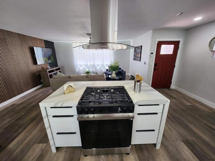 Stylish 4br Oasis - Luxe Backyard Bbq *