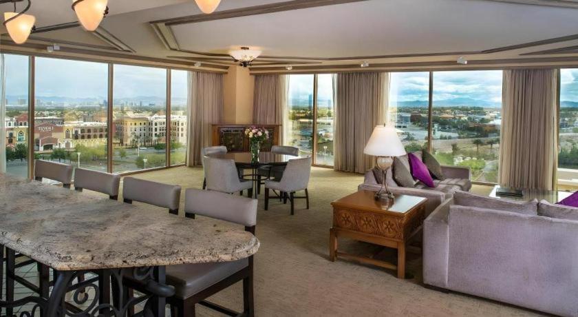 Suncoast And Casino 4*