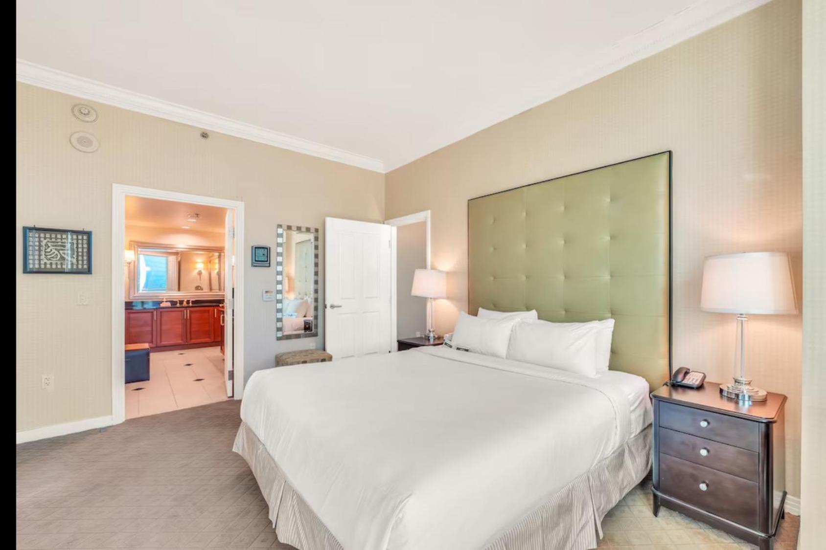 Aparthotel Vegas Penthouse With Strip Views - Sleeps 6 - Walk Out Balcony *