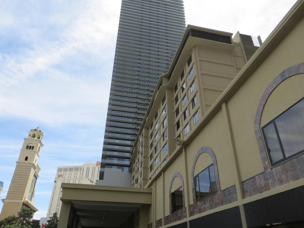 Aparthotel Jockey Center Strip 3*