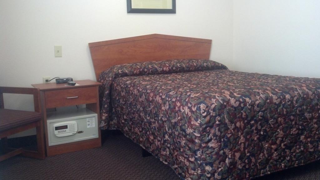 Hotel Howard Johnson Vegas / Near Nellis Afb 3*