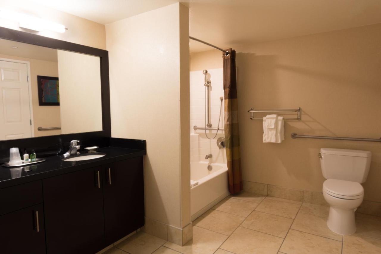 The Carriage House Hotel