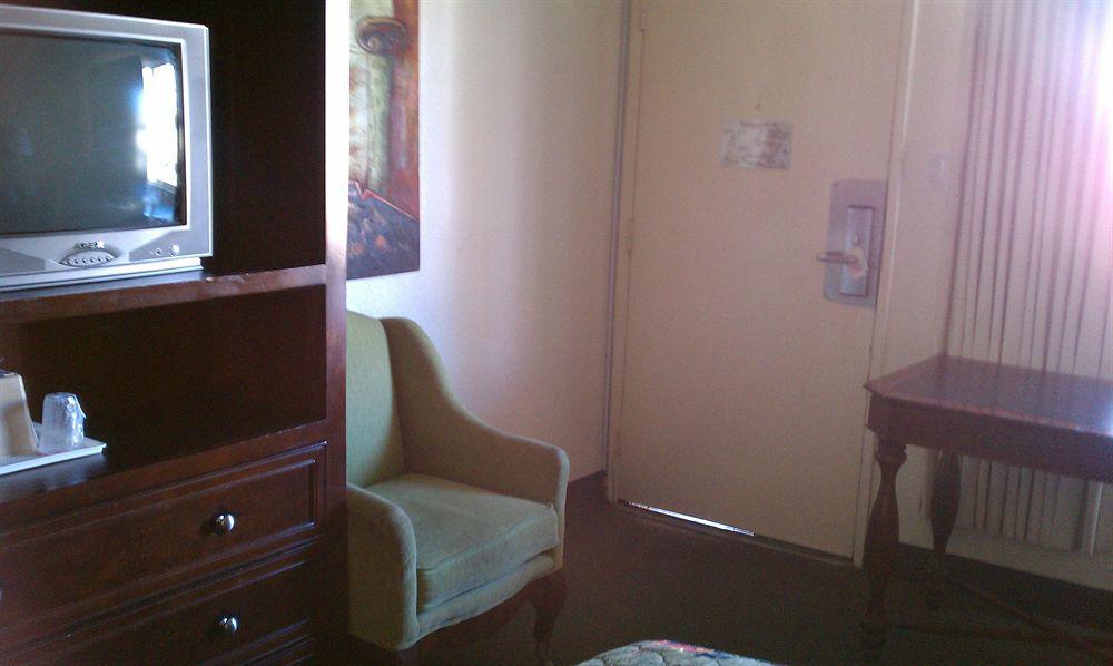 Econo Hotel 2*