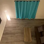 Golden Vegas Condo Next To Airport & University