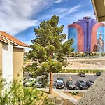 Pet-Friendly Las Vegas Condo 1 Mi To The Strip!