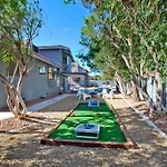 Bright, Modern 4Br With Beautiful Backyard & Pool!