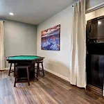 Luxury 3-Bed Home Near The Strip W/ A Poker Table