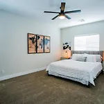 New 2022 Home, Close To Strip