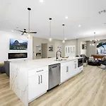 1-Story Getaway W Pool, Jacuzzi & Firepit, Sleeps 10
