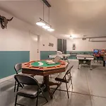 Vegas-Style Desert Luxury: Themed Bedrooms, Game Room, Fire Pit & Jacuzzi. Only 20 Min To The Strip!