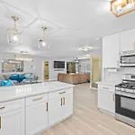 Close To Strip, King Beds, Pool, Bbq, Modern