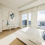 Elegant Corner 2 Bedroom Condo With Floor To Ceiling Windows