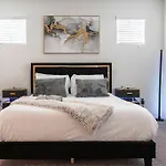New! 2024 Lux & Modern Home By The Strip!