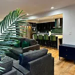 The Peacock Inn - 8 Bdr 4 Bth 14 Bds
