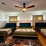 The Peacock Inn - 8 Bdr 4 Bth 14 Bds