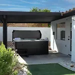 Spacious 5 Bedroom Home With Games And Spa