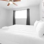 Charming Two Bedroom Sleeps 6! Close To Strip!