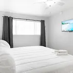 Charming Two Bedroom Sleeps 6! Close To Strip!
