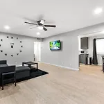 Charming Two Bedroom Sleeps 6! Close To Strip!