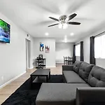 Gorgeous Two Bedroom Sleeps 6 Close To Strip