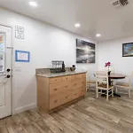 Fun 5 Bedroom Home By Strip, Pool, Putting Green, And Games