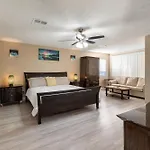 Fun 5 Bedroom Home By Strip, Pool, Putting Green, And Games