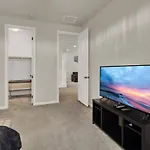 Serenity Retreat: 3Br, Heated Pool, Parking