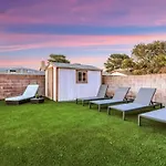 Newly Renovated Modern Oasis W Pool Mins To Strip