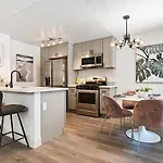 Landing At Valencia - 2 Bedrooms In Paradise