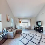 Modern Family Home W Pool Near Strip