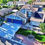 Modern Family Home W Pool Near Strip