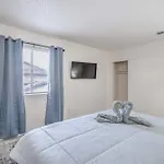Stylish Stay Near Vegas Strip! Sleeps 6!