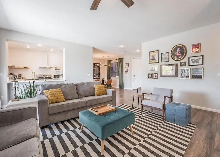 Vegas-Style Desert Luxury: Themed Bedrooms, Game Room, Fire Pit & Jacuzzi. Only 20 Min To The Strip!