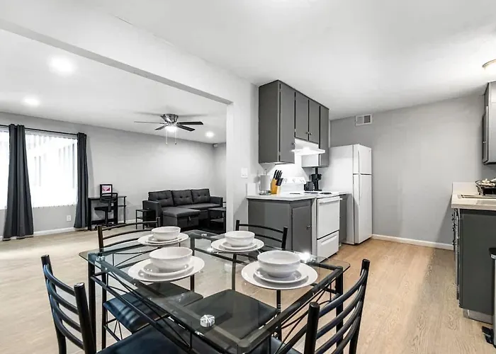 Charming Two Bedroom Sleeps 6! Close To Strip!