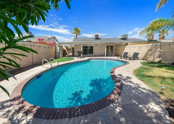 Pool House Near Chinatown Vegas Wifl-Sleeps 9