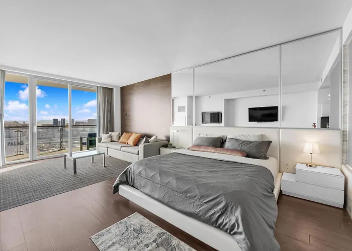 52Nd Floor Modern Luxury Studio Strip View