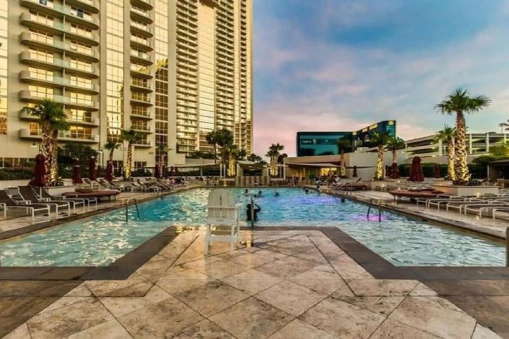 Mgm Signature - Strip View With Large Balcony - No Fees - Free Valet - 2917 Holiday home *