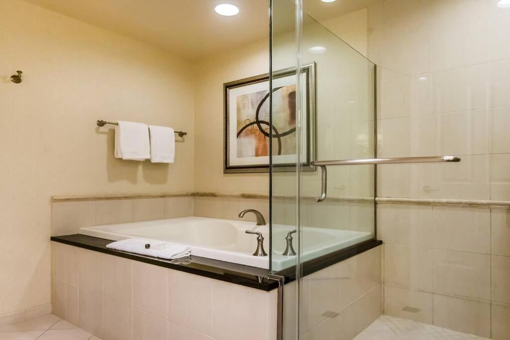 Mgm Signature - Strip View With Large Balcony - No Fees - Free Valet - 2917 * Las Vegas