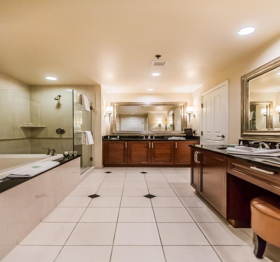Apartment 1br Penthouse-stripview-free Parkin-no Fees *