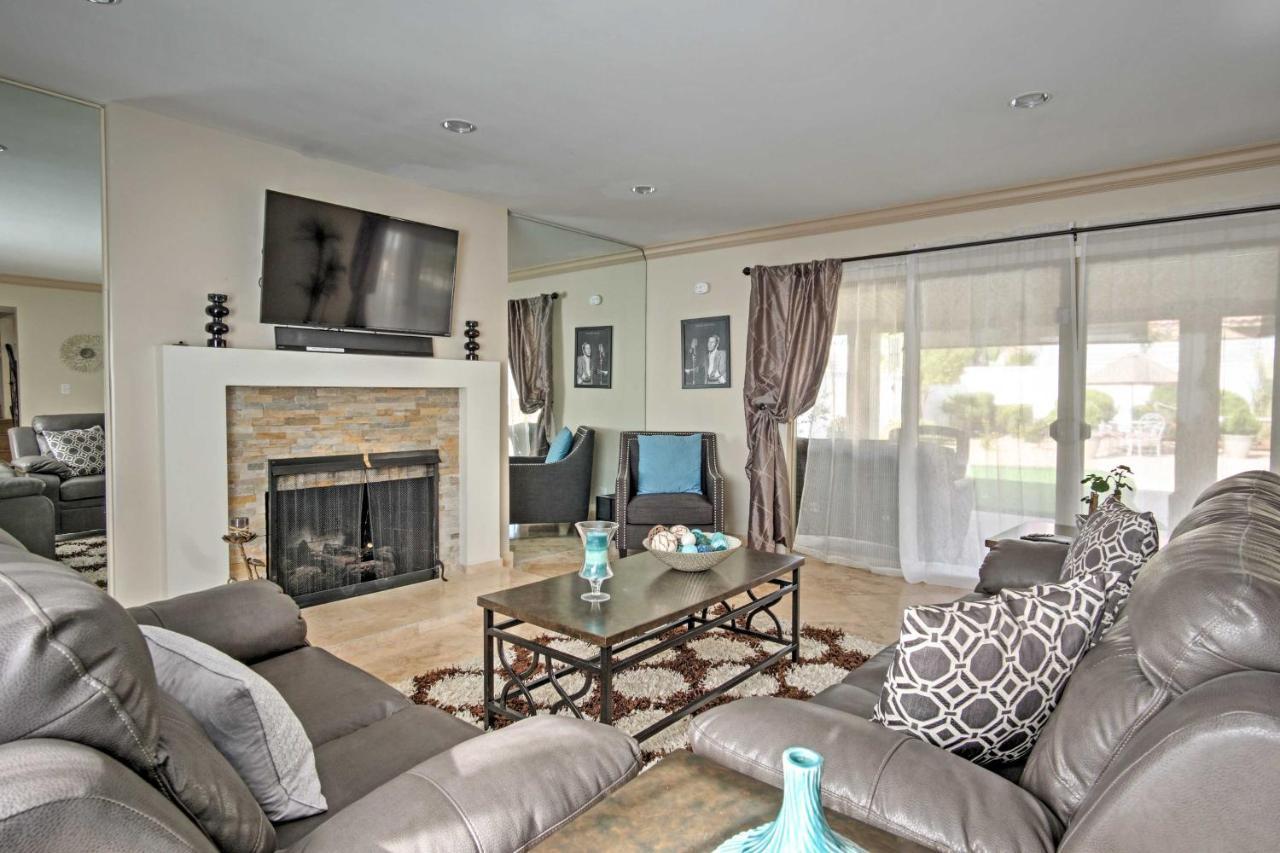 Stunning With Private Oasis - 1 Half Mile To Strip Holiday home *