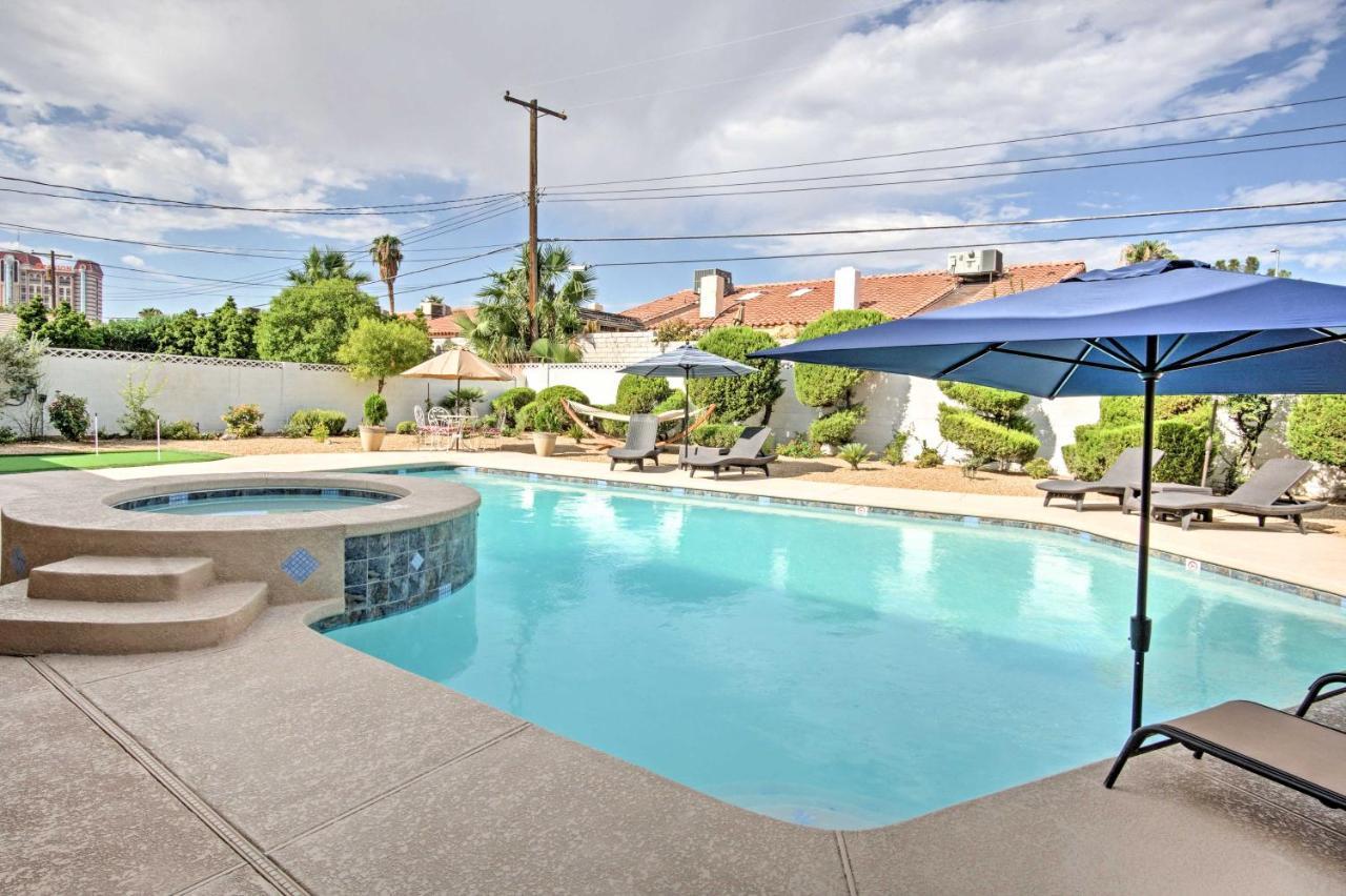 Stunning With Private Oasis - 1 Half Mile To Strip Holiday home Las Vegas