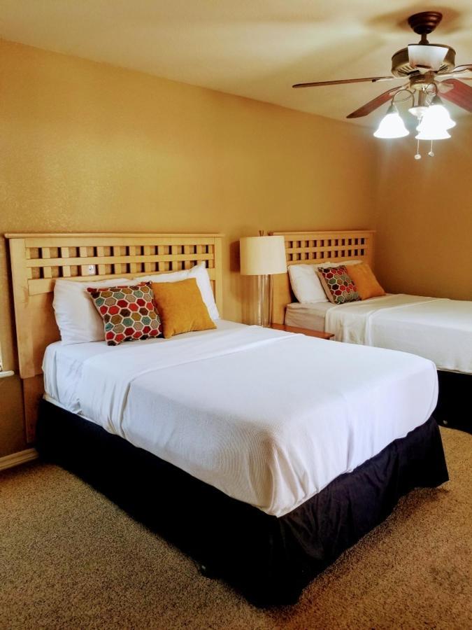 Close To Strip, Very Private, Gated, Huge Floorplan, Wifi, Washer&dryer Holiday home