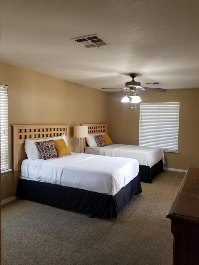 Holiday home Close To Strip, Very Private, Gated, Huge Floorplan, Wifi, Washer&dryer Las Vegas
